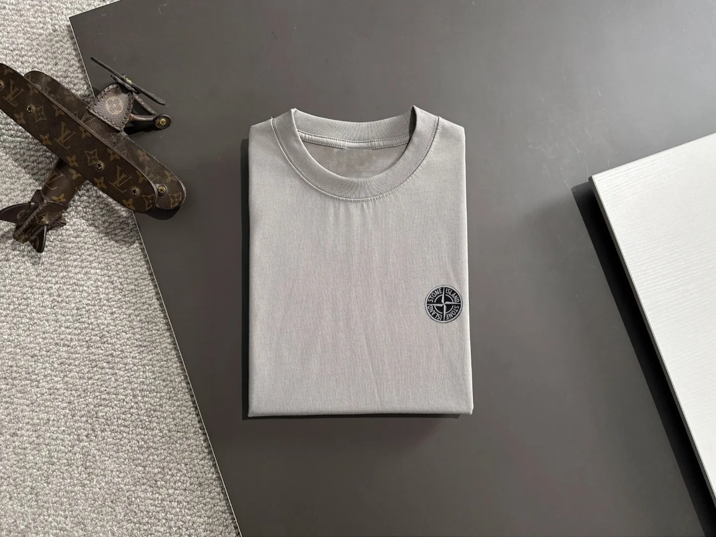 🅿️270 shipped next day, high quality Stone Island 2025 spring and summer new men's batik washed short-sleeved T-shirt, combed heavy weight washed double yarn fabric, high-strength fabric feels full of weight when weighed, and the upper body is more textured than ordinary T-shirts and is not easy to deform. This texture can cope with the weather, absorbs sweat and is breathable, suitable for both hot and cold! Perfectly produced with reference to the original stitch and stitch! Loose fit design, looks noble. Sizes: S to XXL (European sizes are larger, it is recommended to choose one size smaller than your usual size)